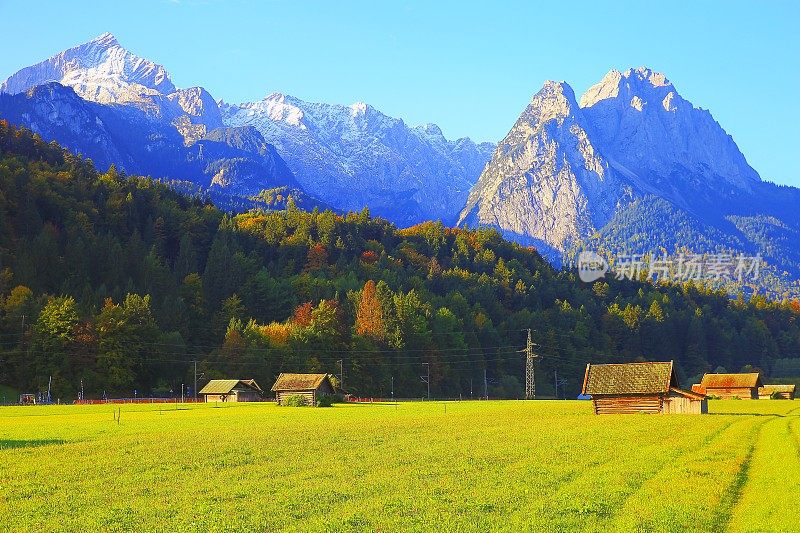 阿尔卑斯乡村木谷仓农场，与Zugspitze, Waxenstein和Alpspitze景观-戏剧性的景观在巴伐利亚阿尔卑斯山，德国，附近的卡文德尔山脉-雄伟的高山景观秋天-加尔米施，德国巴伐利亚